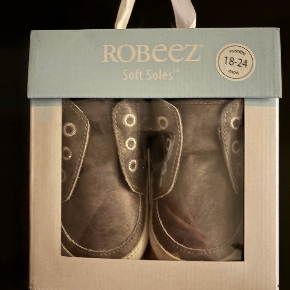 New Robeez Gray Soft Sole Baby Shoes Size 18/24 mths.